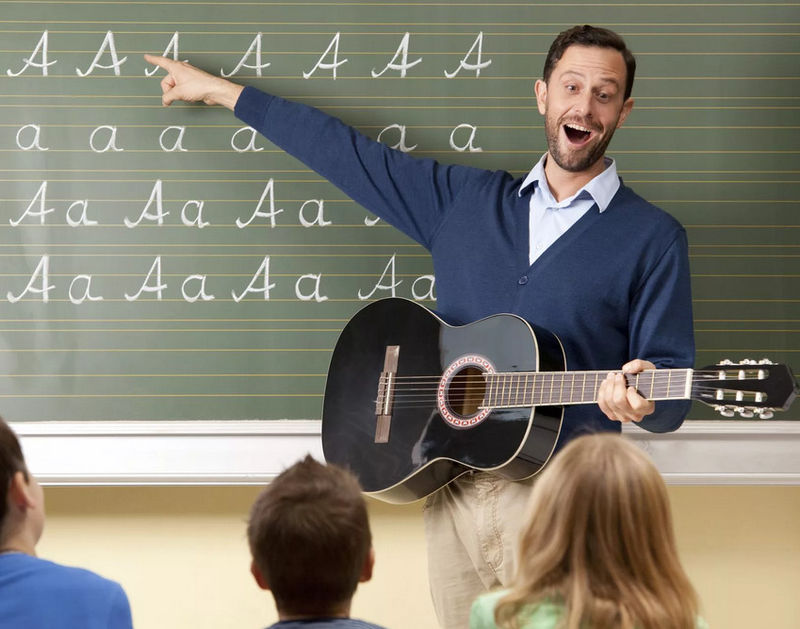 Учитель с гитарой обучает людей